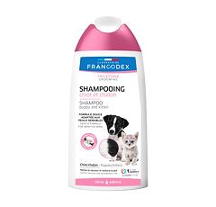 Speciální šampon jemně myje srst a kůži štěňat a koťat